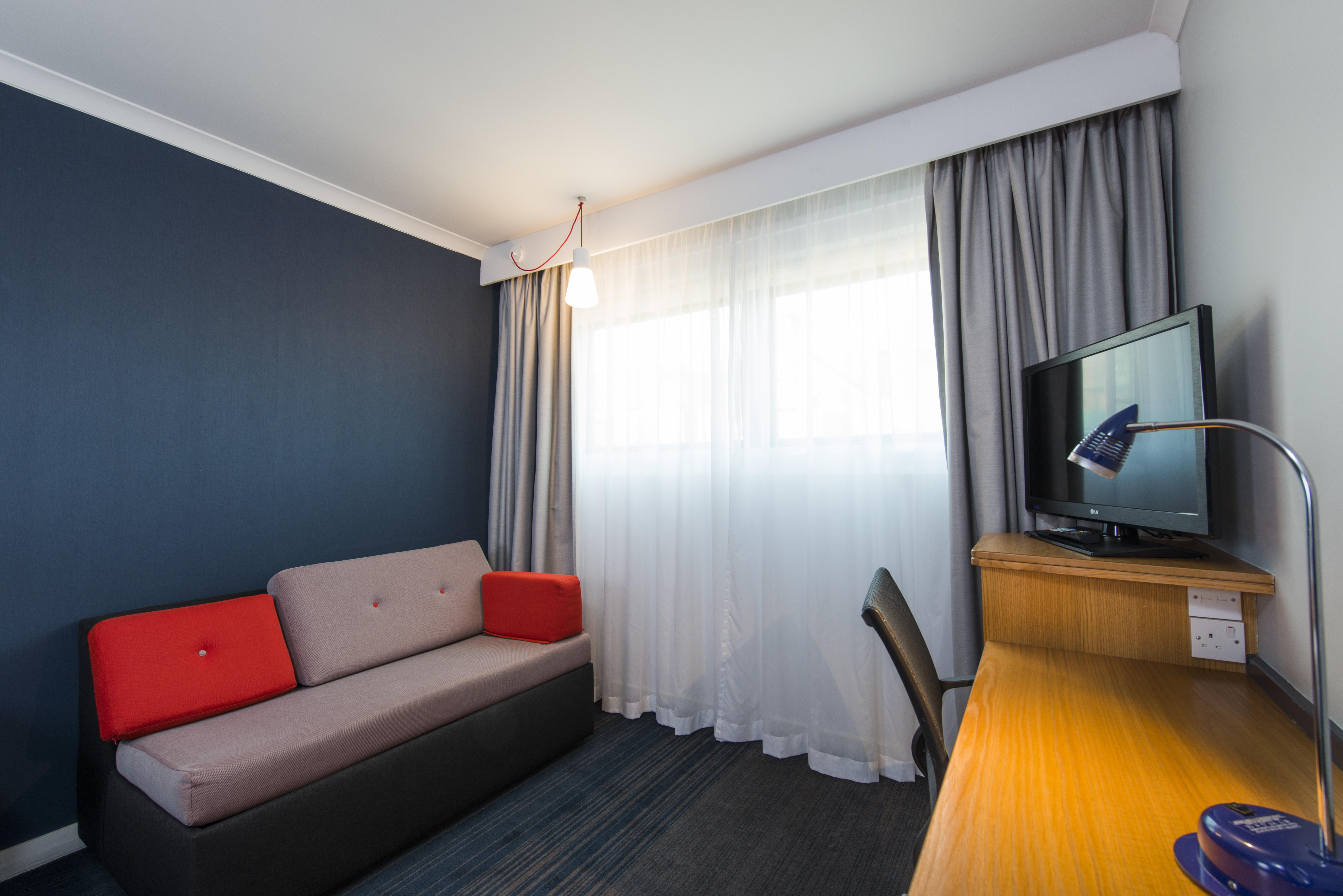 Holiday Inn Express East Midlands Airport By Ihg Castle Donington Exterior photo