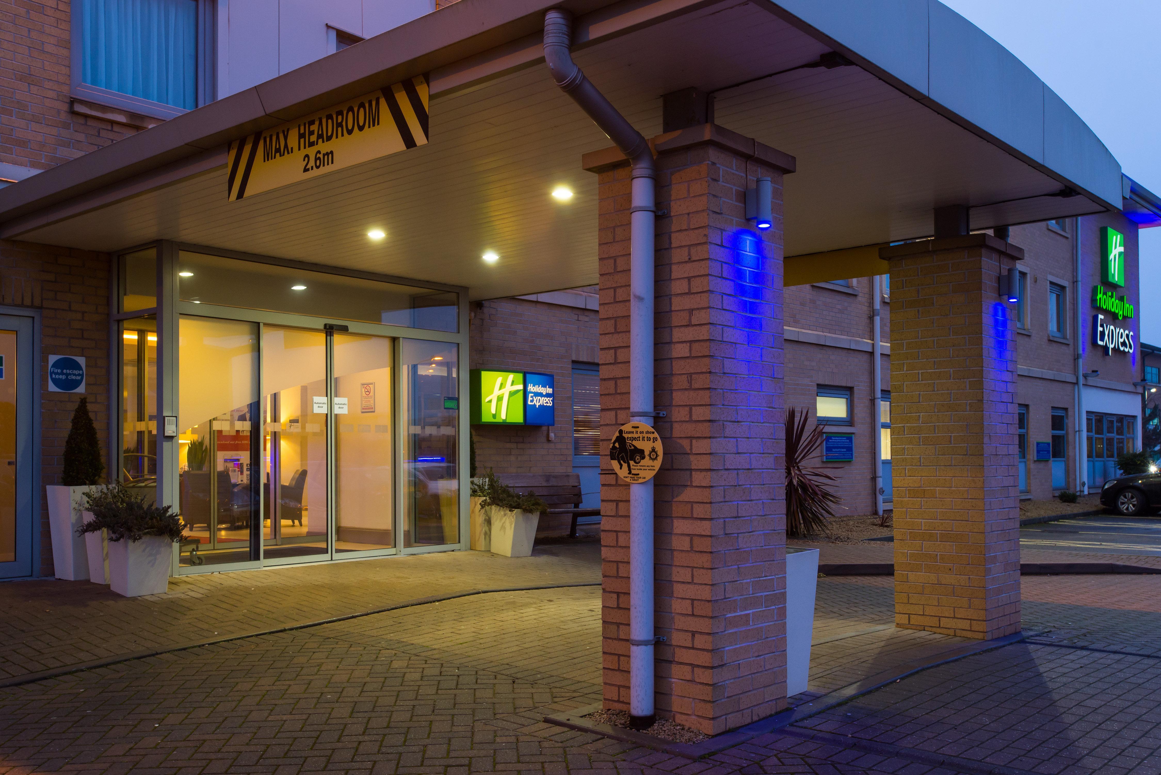 Holiday Inn Express East Midlands Airport By Ihg Castle Donington Exterior photo