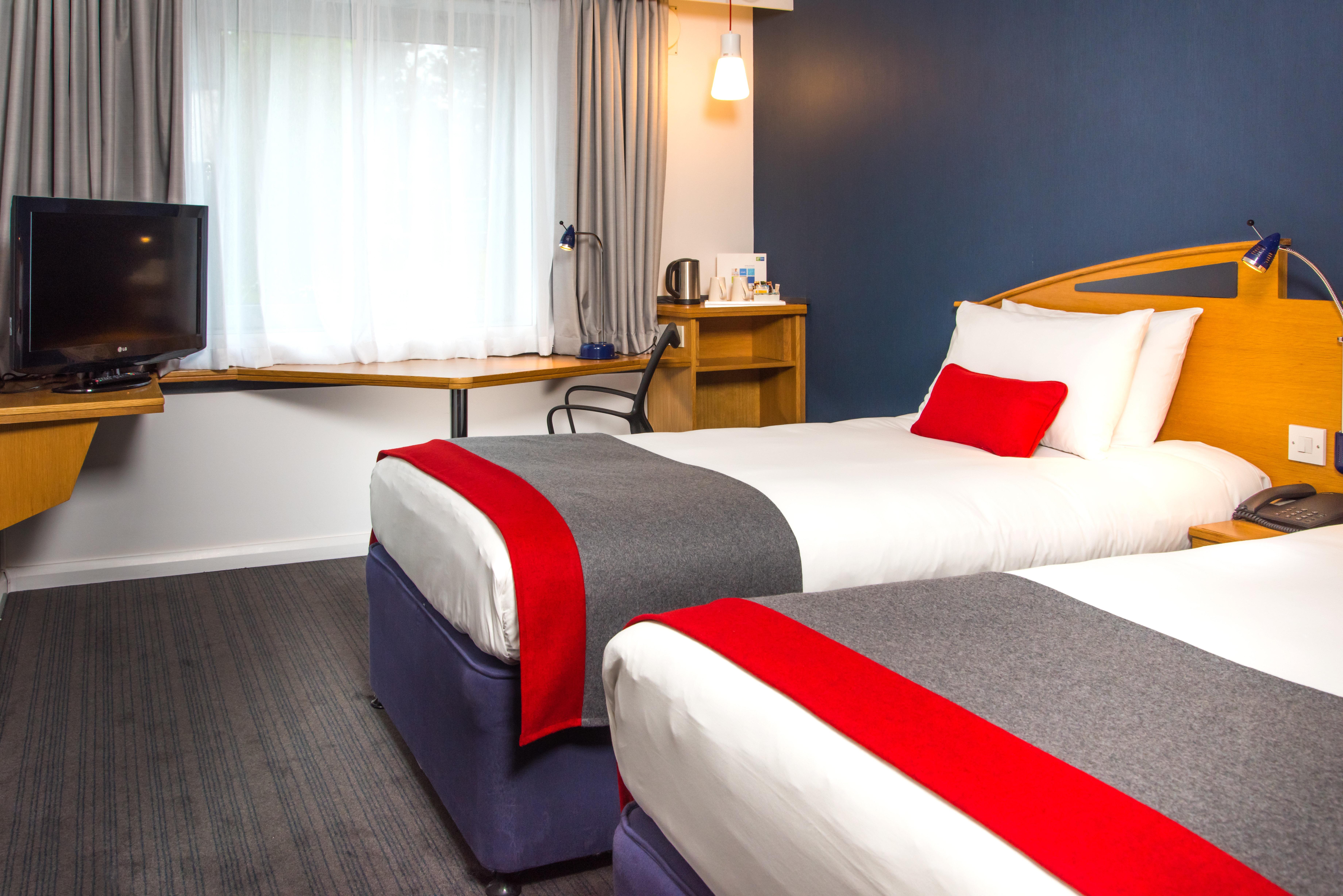 Holiday Inn Express East Midlands Airport By Ihg Castle Donington Exterior photo