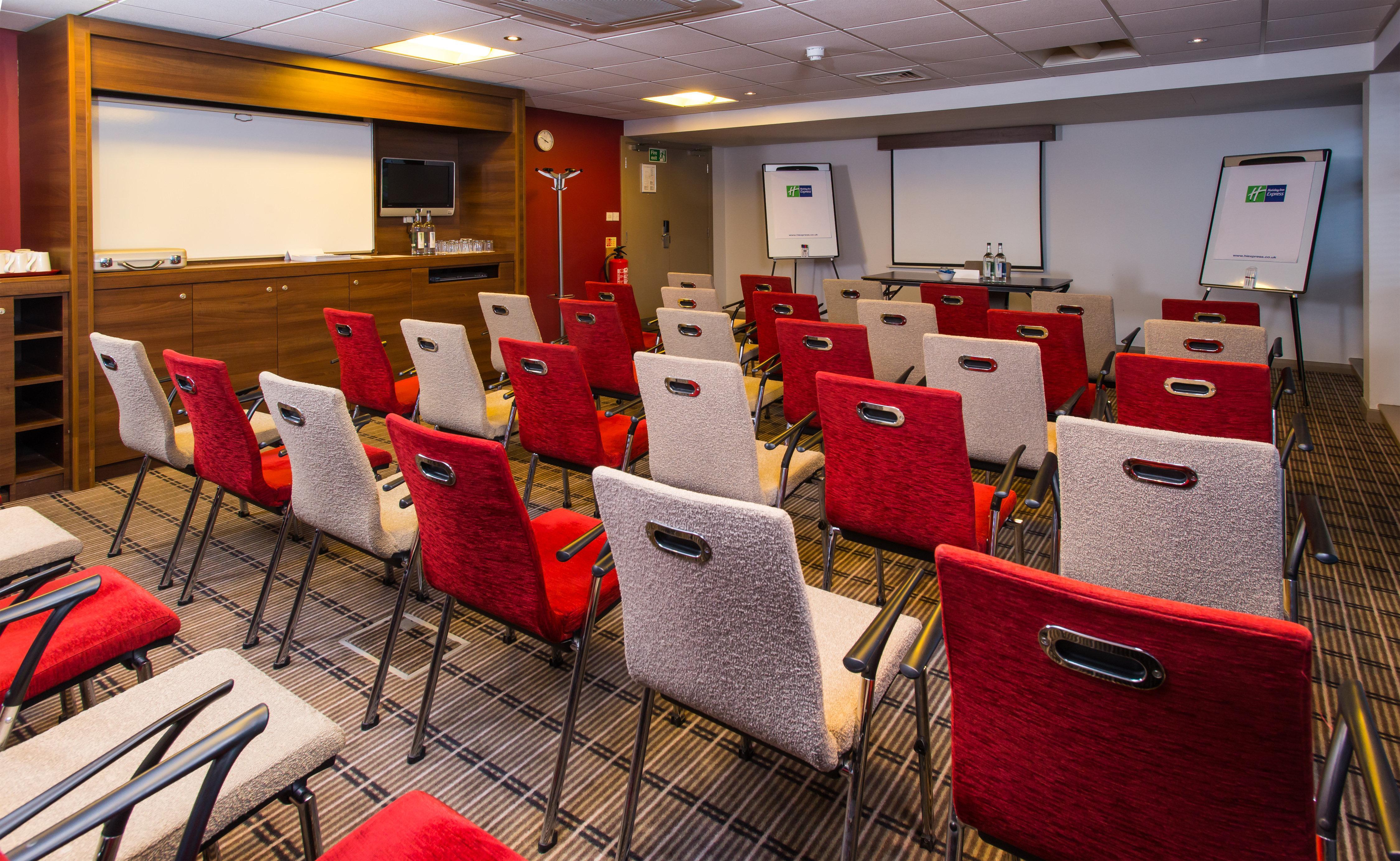 Holiday Inn Express East Midlands Airport By Ihg Castle Donington Exterior photo
