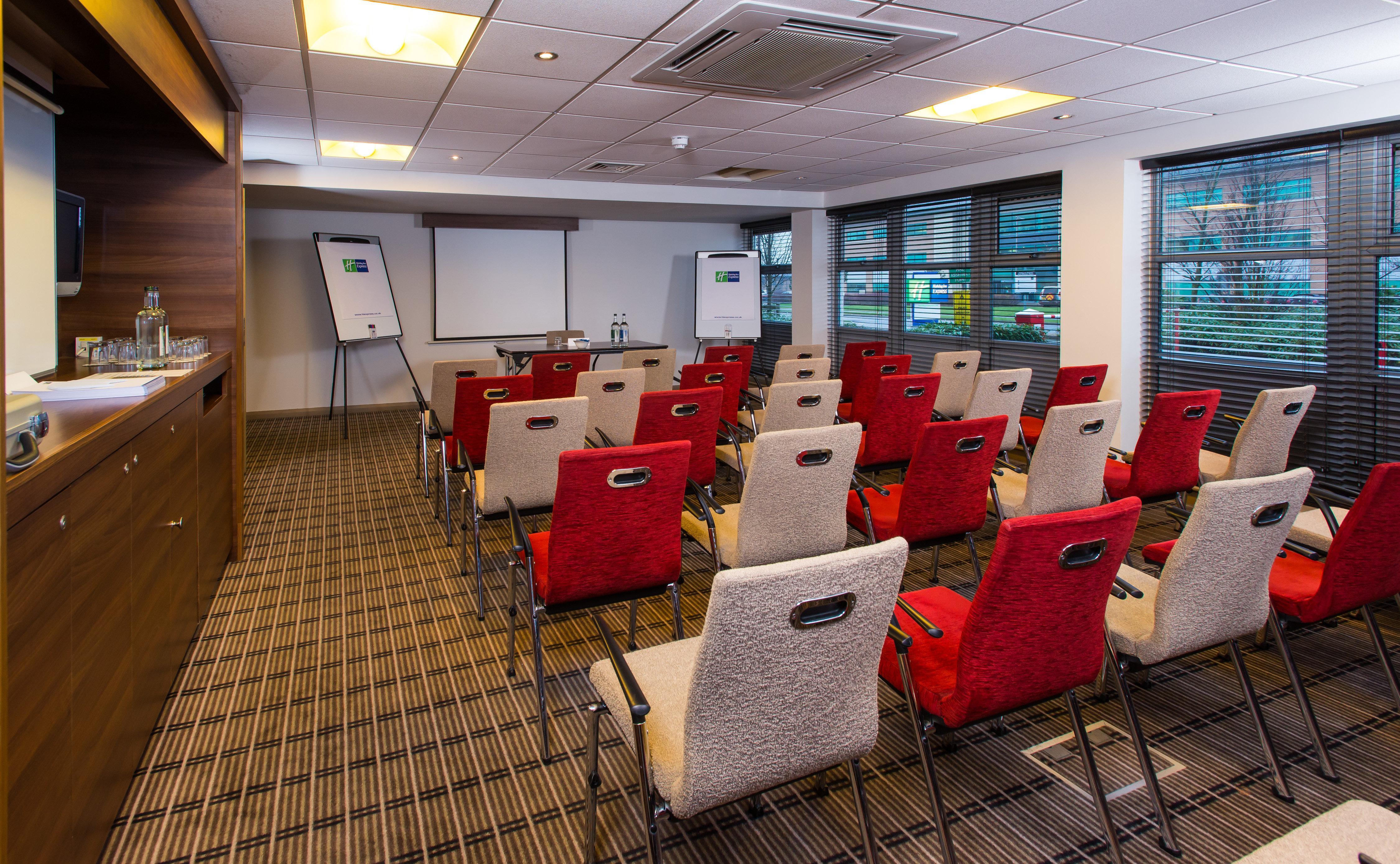 Holiday Inn Express East Midlands Airport By Ihg Castle Donington Exterior photo