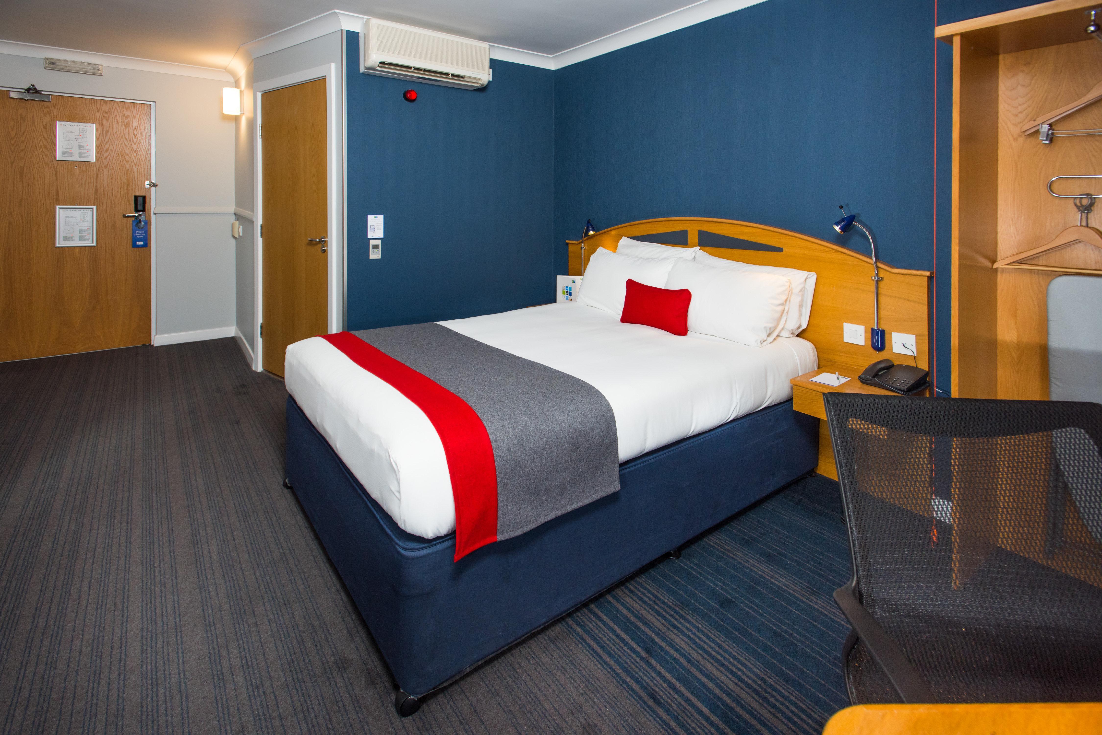 Holiday Inn Express East Midlands Airport By Ihg Castle Donington Exterior photo
