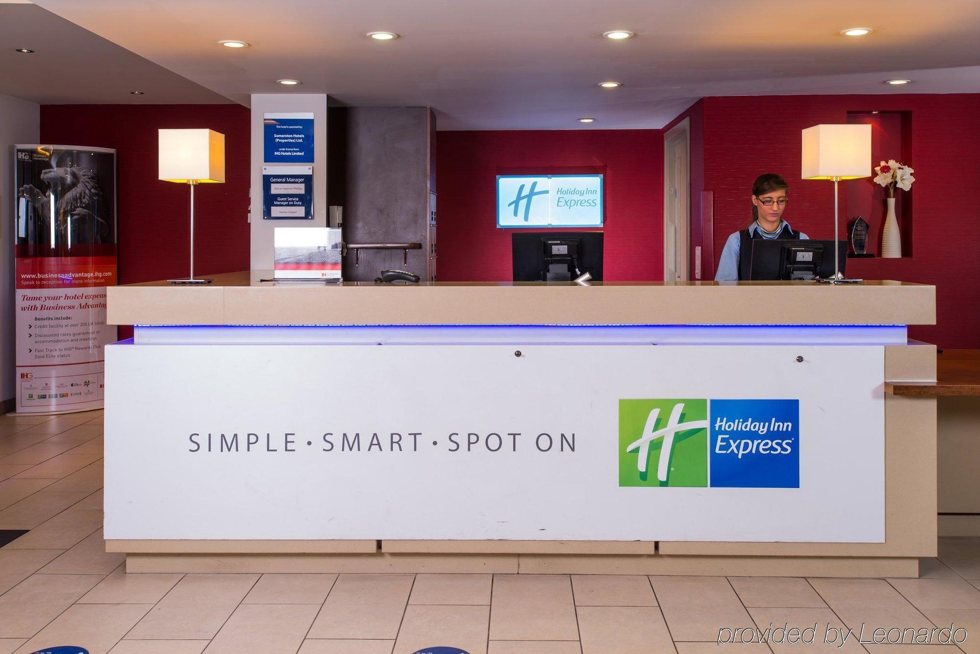 Holiday Inn Express East Midlands Airport By Ihg Castle Donington Exterior photo
