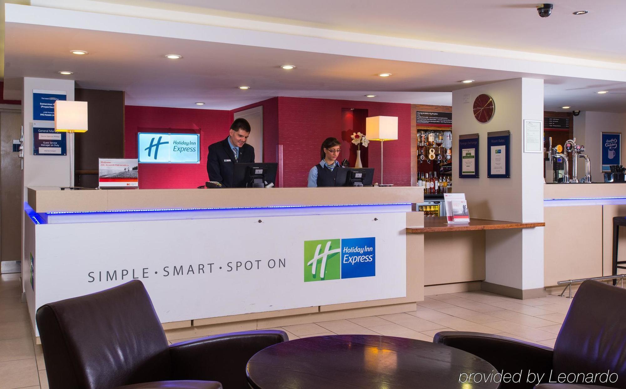 Holiday Inn Express East Midlands Airport By Ihg Castle Donington Exterior photo