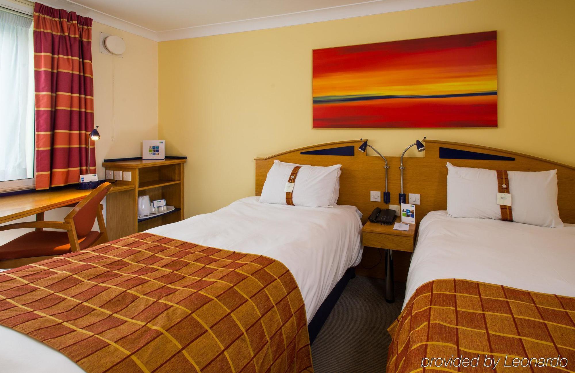 Holiday Inn Express East Midlands Airport By Ihg Castle Donington Exterior photo