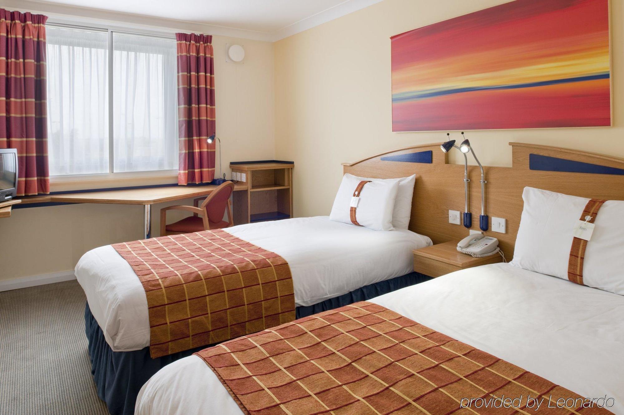 Holiday Inn Express East Midlands Airport By Ihg Castle Donington Room photo