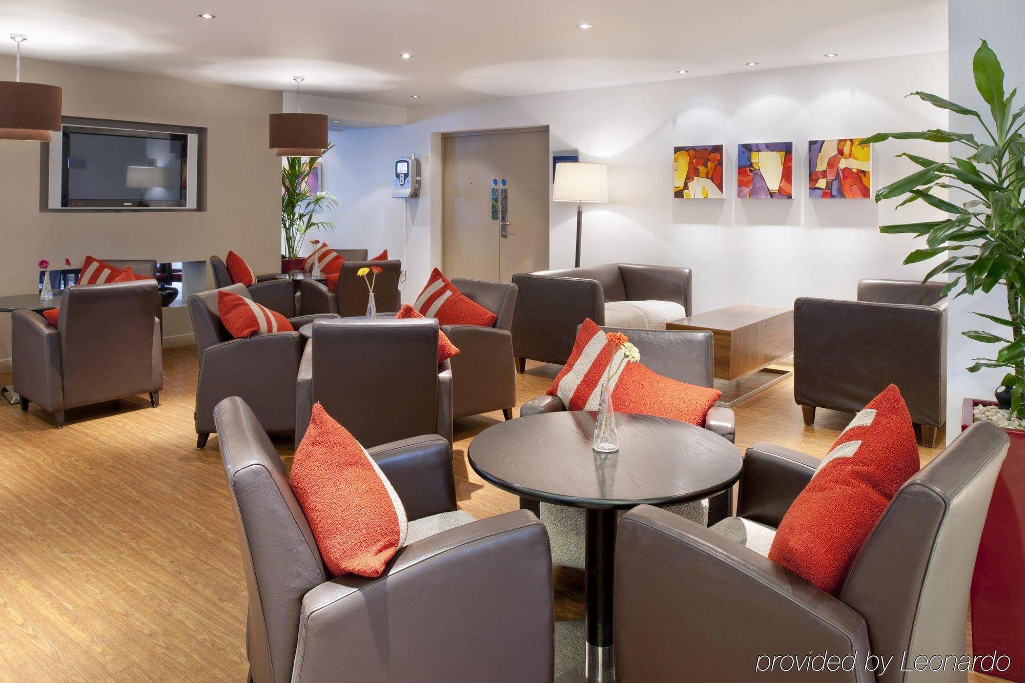 Holiday Inn Express East Midlands Airport By Ihg Castle Donington Restaurant photo