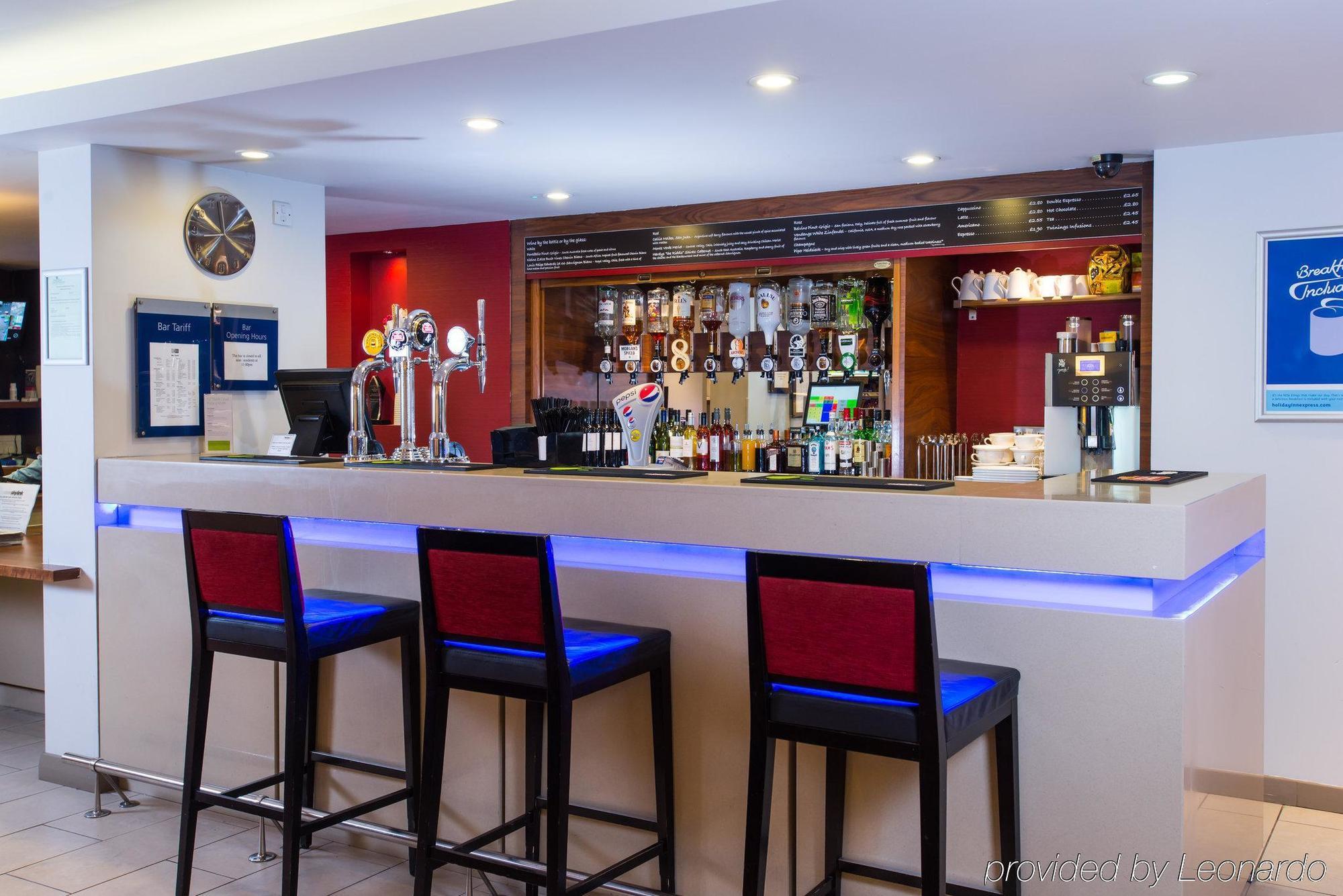 Holiday Inn Express East Midlands Airport By Ihg Castle Donington Exterior photo