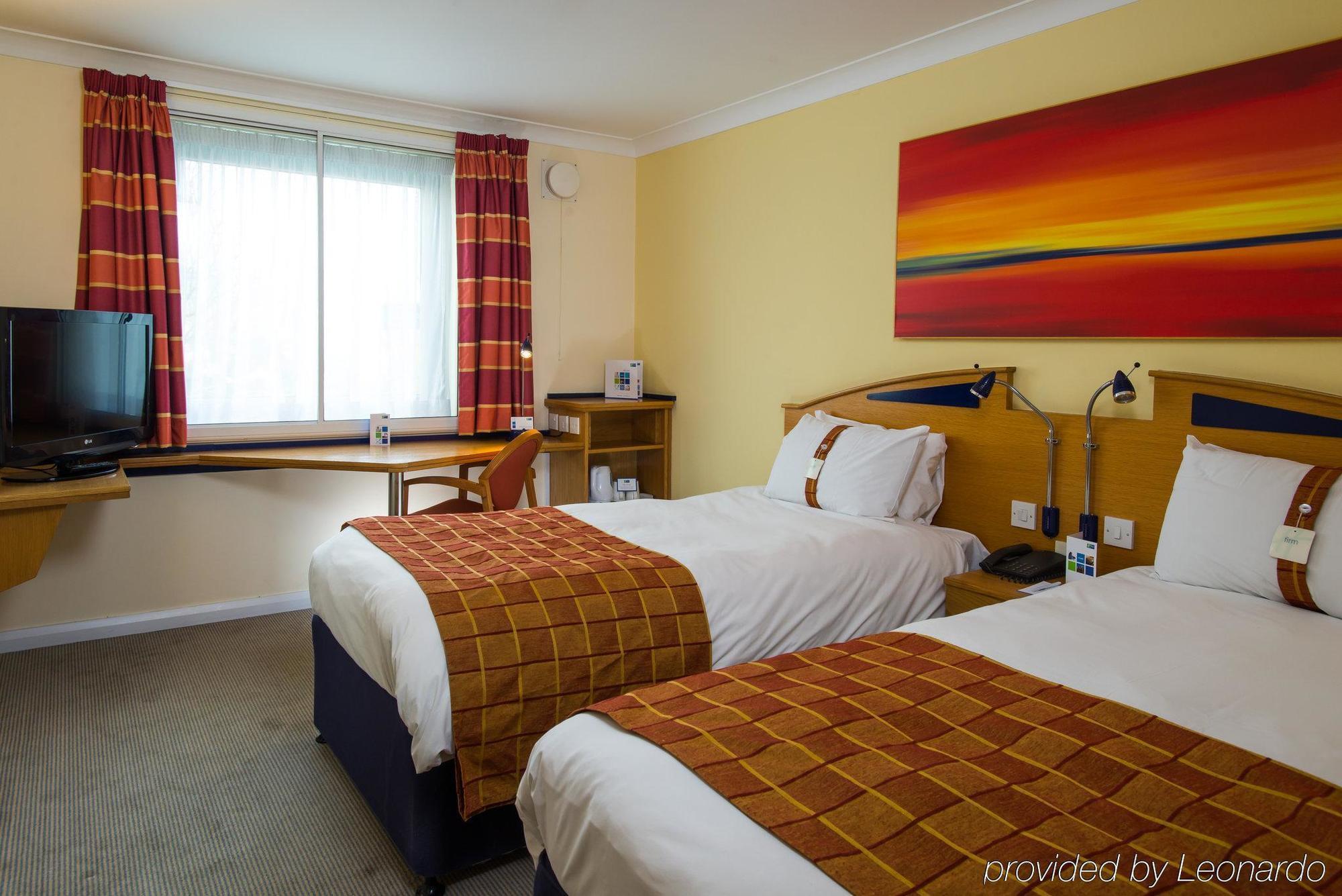 Holiday Inn Express East Midlands Airport By Ihg Castle Donington Exterior photo