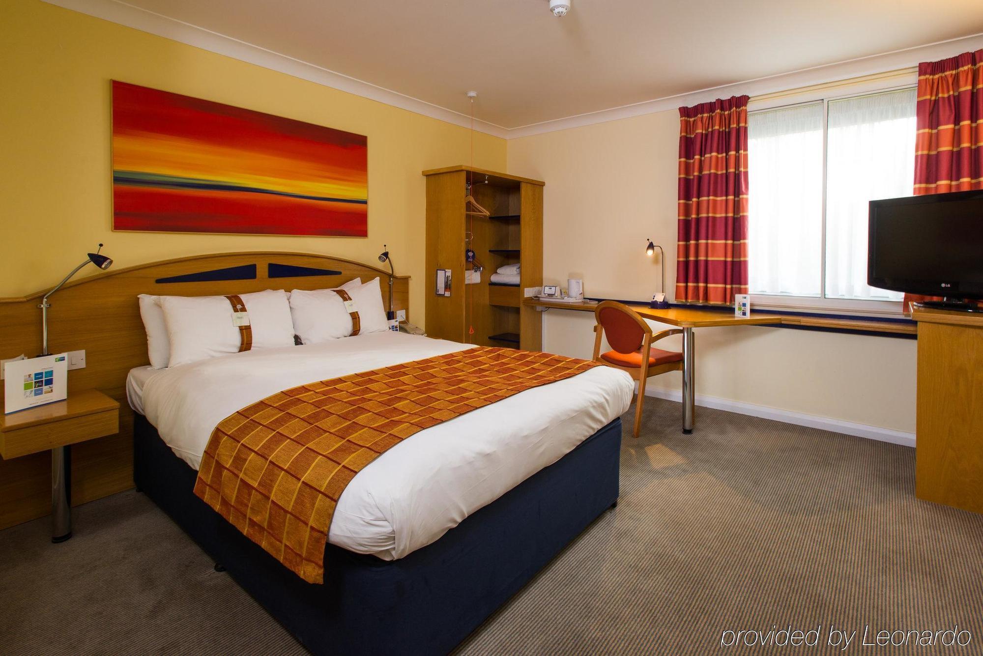 Holiday Inn Express East Midlands Airport By Ihg Castle Donington Exterior photo