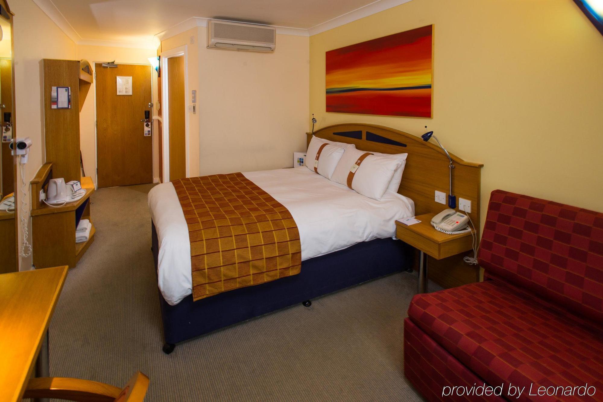 Holiday Inn Express East Midlands Airport By Ihg Castle Donington Exterior photo