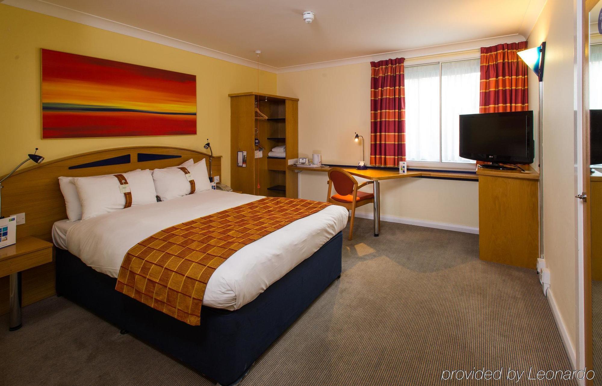 Holiday Inn Express East Midlands Airport By Ihg Castle Donington Exterior photo