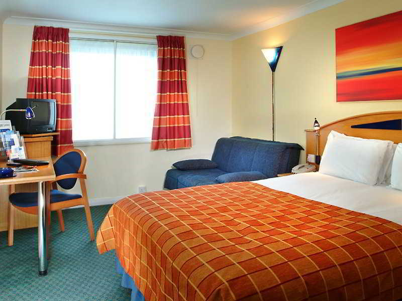 Holiday Inn Express East Midlands Airport By Ihg Castle Donington Exterior photo