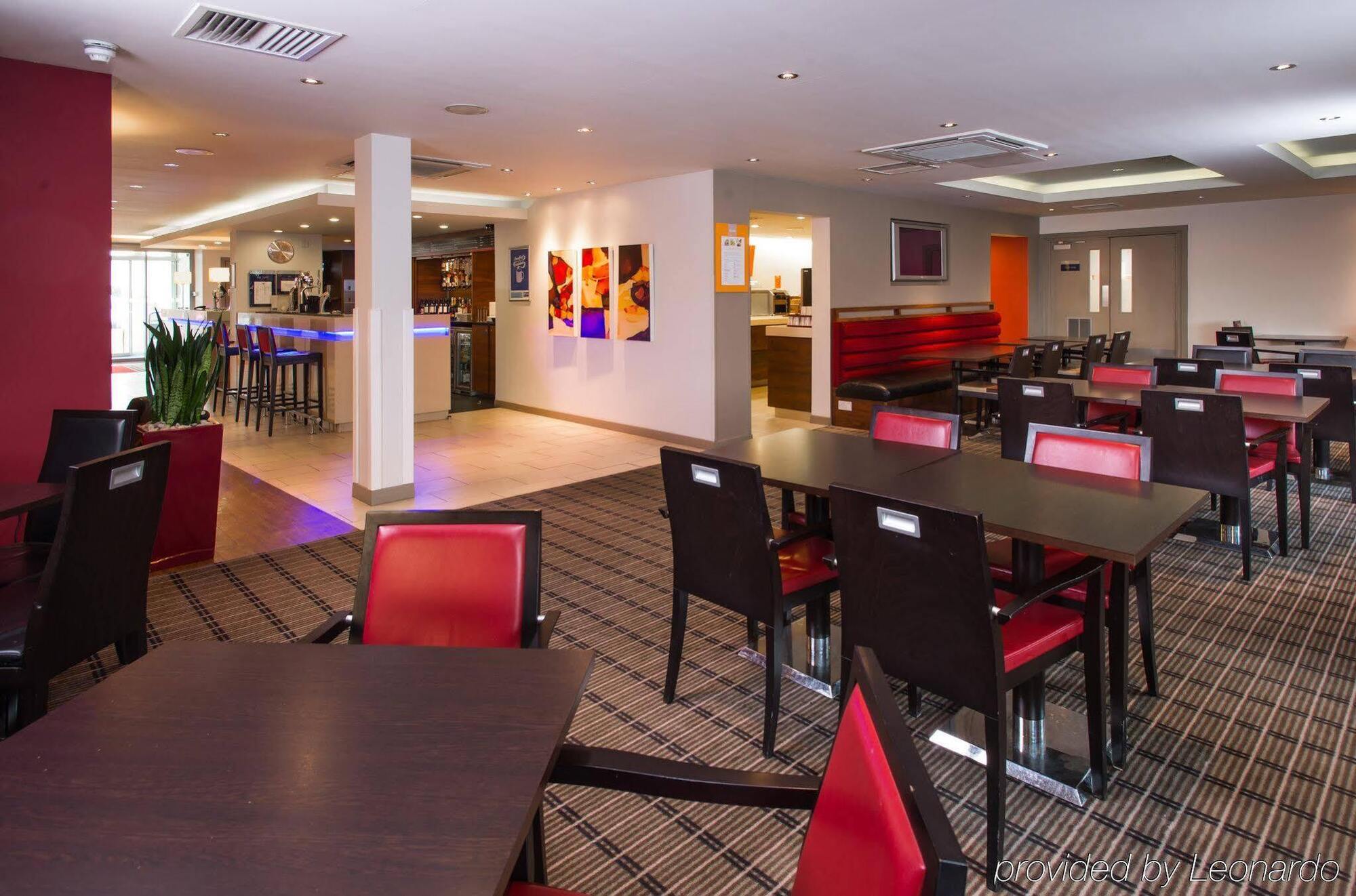 Holiday Inn Express East Midlands Airport By Ihg Castle Donington Exterior photo